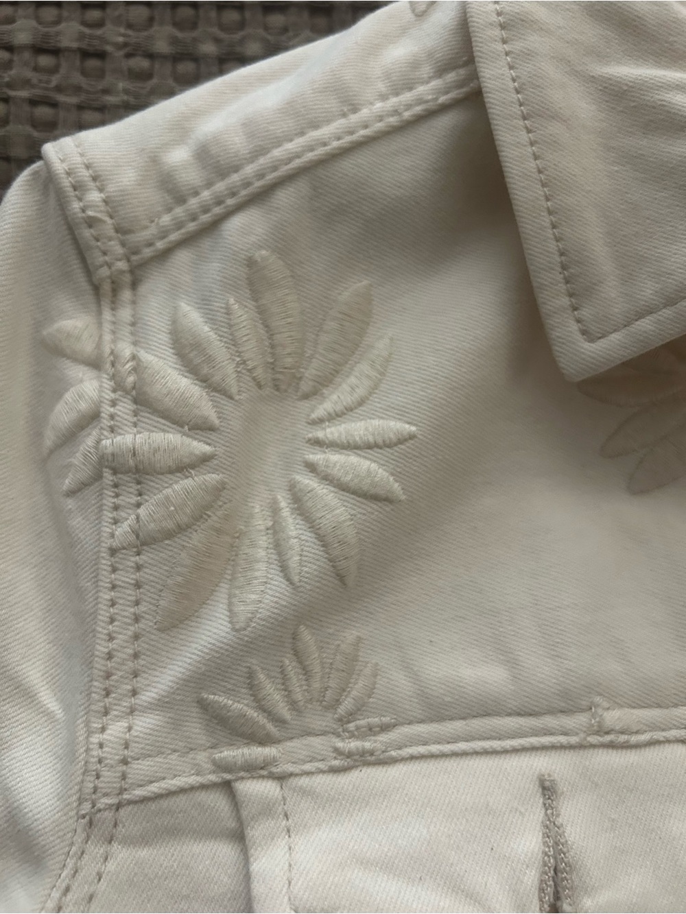 Liverpool women’s  Cream Jacket - Picture 6 of 6